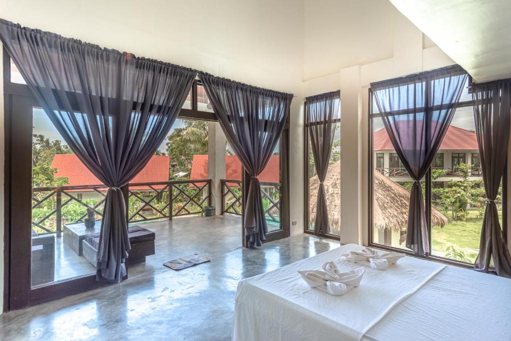 Postel nebo postele na pokoji v ubytování Ohana Resort Siargao