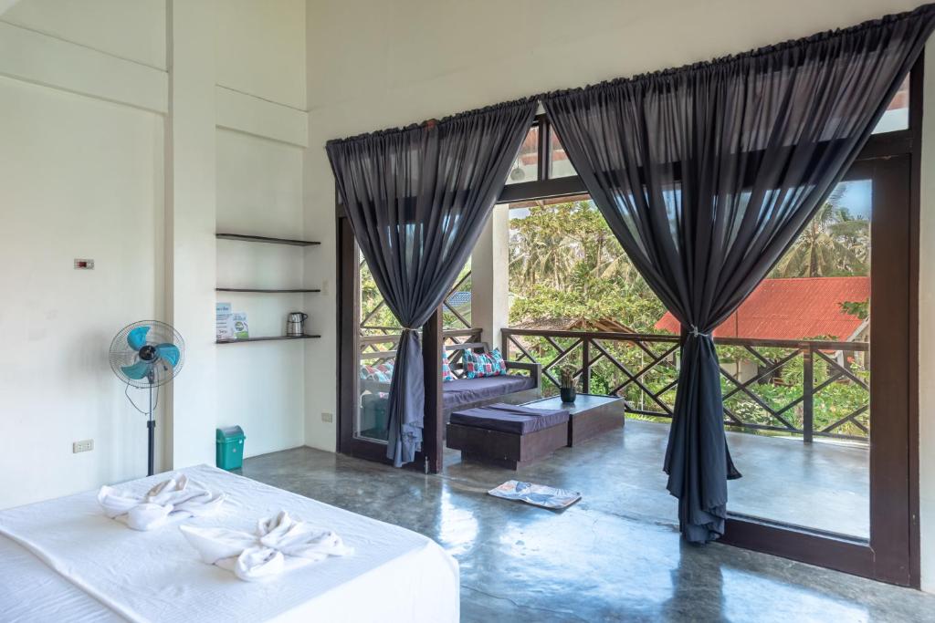 Postel nebo postele na pokoji v ubytování Ohana Resort Siargao