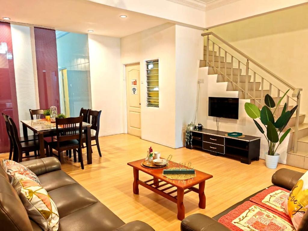 ein Wohnzimmer mit einem Sofa und einem Tisch in der Unterkunft GWarmStay@GoldenHillsNightMarket in Brinchang