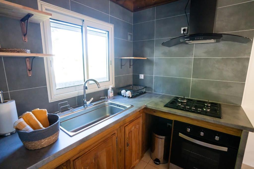 Kuchyň nebo kuchyňský kout v ubytování La Chrysalide du Bassin - DODOTERLA
