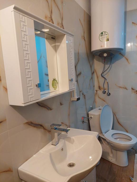 A bathroom at Didi House
