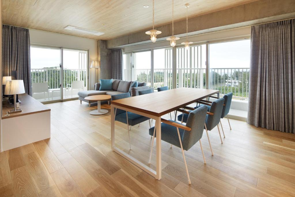Ruang duduk di BEB5 Okinawa Seragaki by Hoshino Resorts