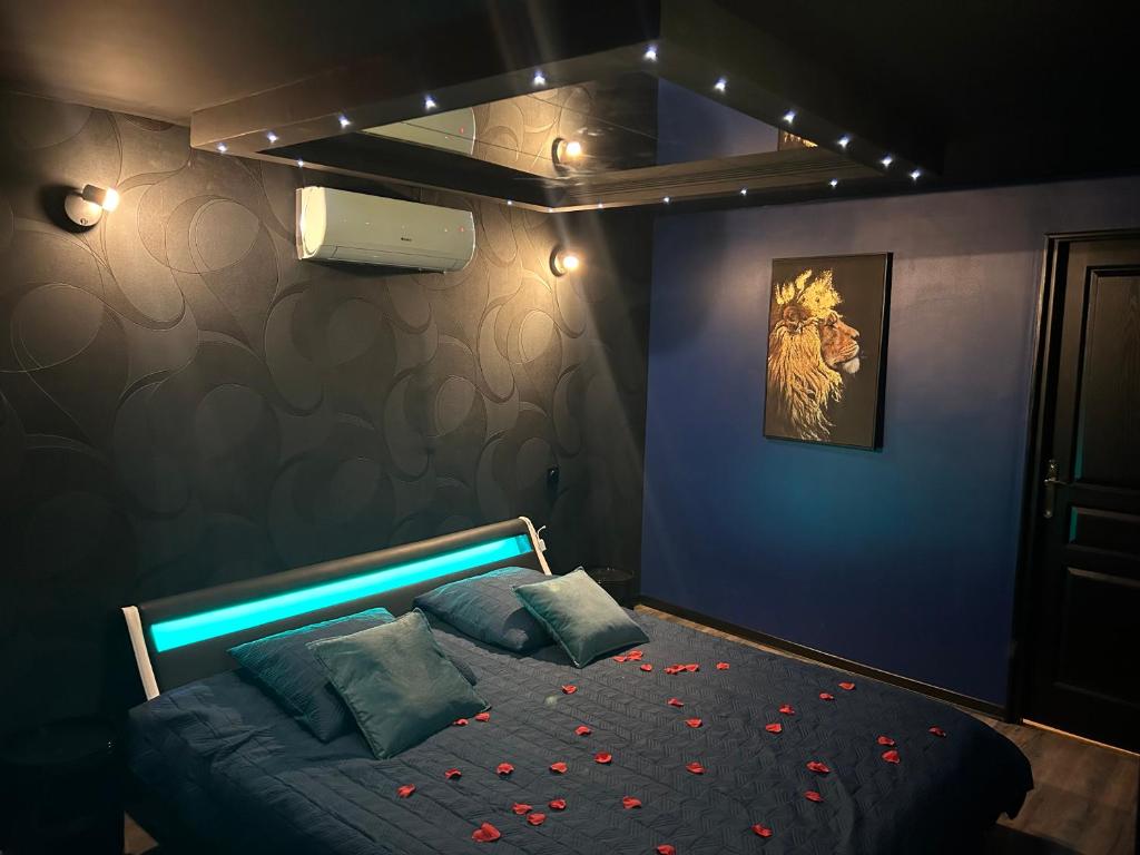 ein Schlafzimmer mit einem Bett mit roten Blumen darauf in der Unterkunft Love room La Parenthèse Carnoules in Carnoules