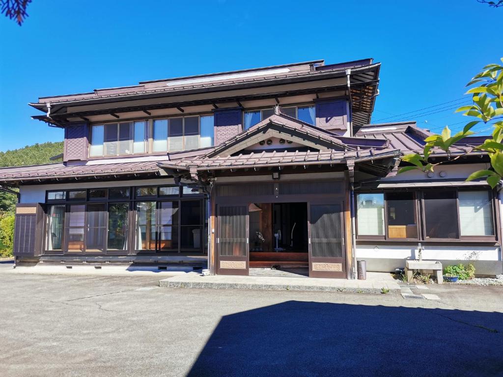 um grande edifício com muitas janelas em 福寿苑　Fukujuen em Oshino