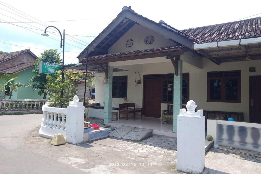 a small house with a porch and a fence at Homestay Damandiri Prambanan Syariah in Salakan