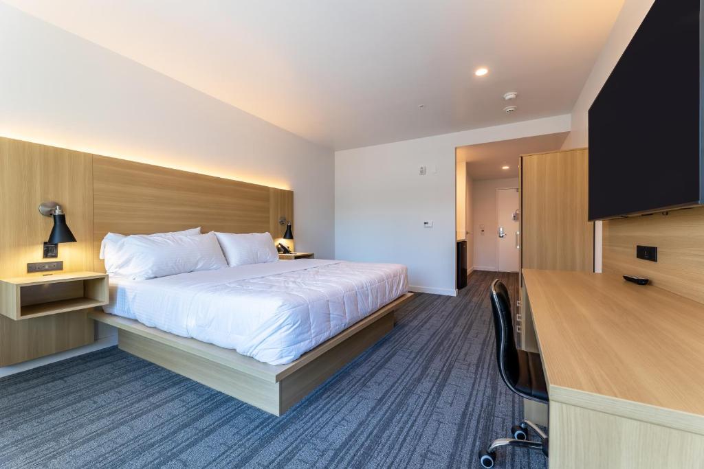 Hotel Mai Downtown Long Beach - King Room With Roll-In Shower - Disability Access