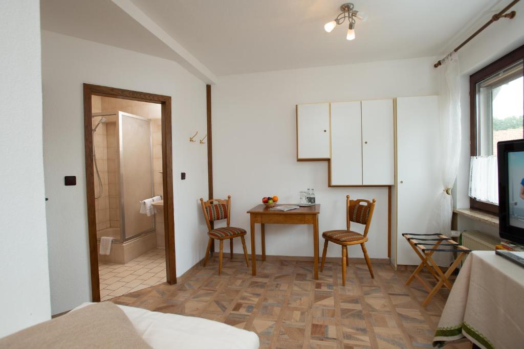 TV a/nebo společenská místnost v ubytování Landhotel zum Stern