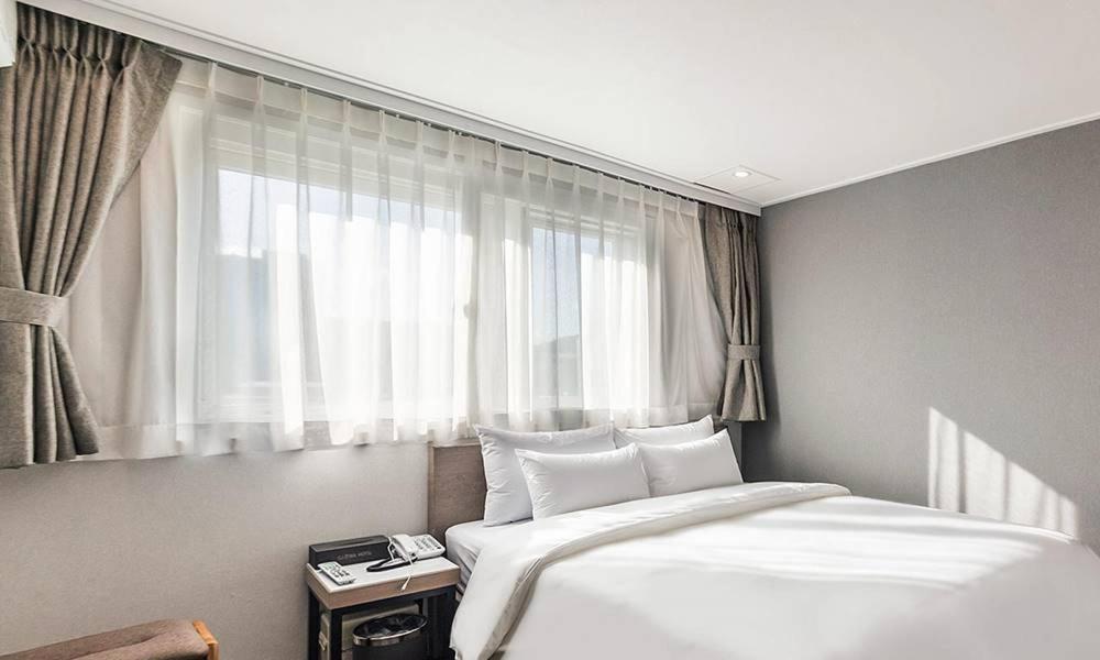 Postel nebo postele na pokoji v ubytování Anyang ILLOWA Hotel