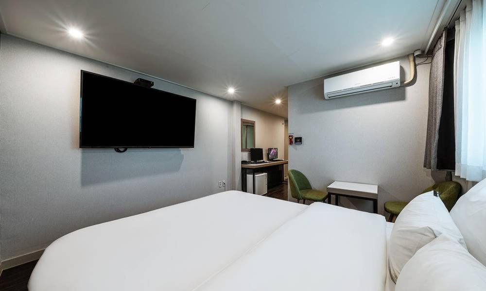 Postel nebo postele na pokoji v ubytování Anyang ILLOWA Hotel