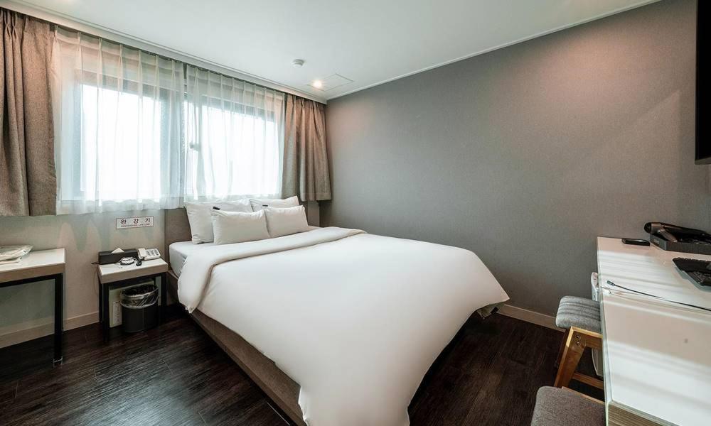 Postel nebo postele na pokoji v ubytování Anyang ILLOWA Hotel