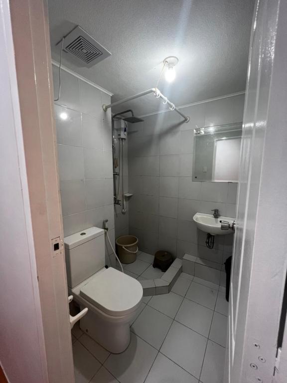 La salle de bains est pourvue de toilettes et d'un lavabo. dans l'établissement Staycation Condo at One Oasis CDO, à Cagayán de Oro
