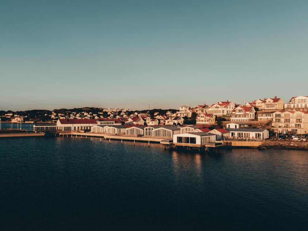 Blick auf eine Stadt mit Gebäuden und Wasser in der Unterkunft Gullmarsstrand Hotell & Konferens in Fiskebäckskil