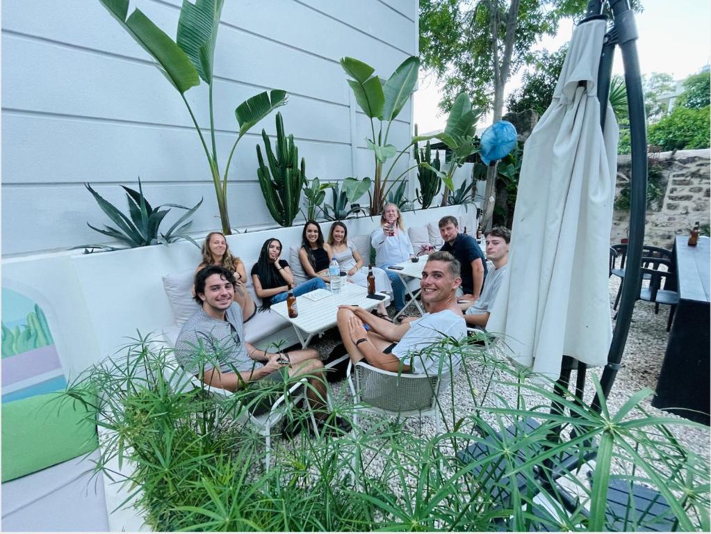 un grupo de personas sentadas alrededor de una mesa en BE BOLD HOSTEL, en Antalya