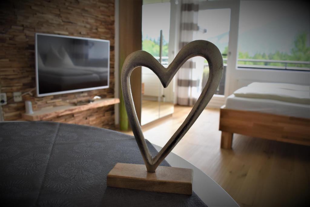 a heart statue on a table in a living room at Apartment d ´Freizeit in Bad Goisern