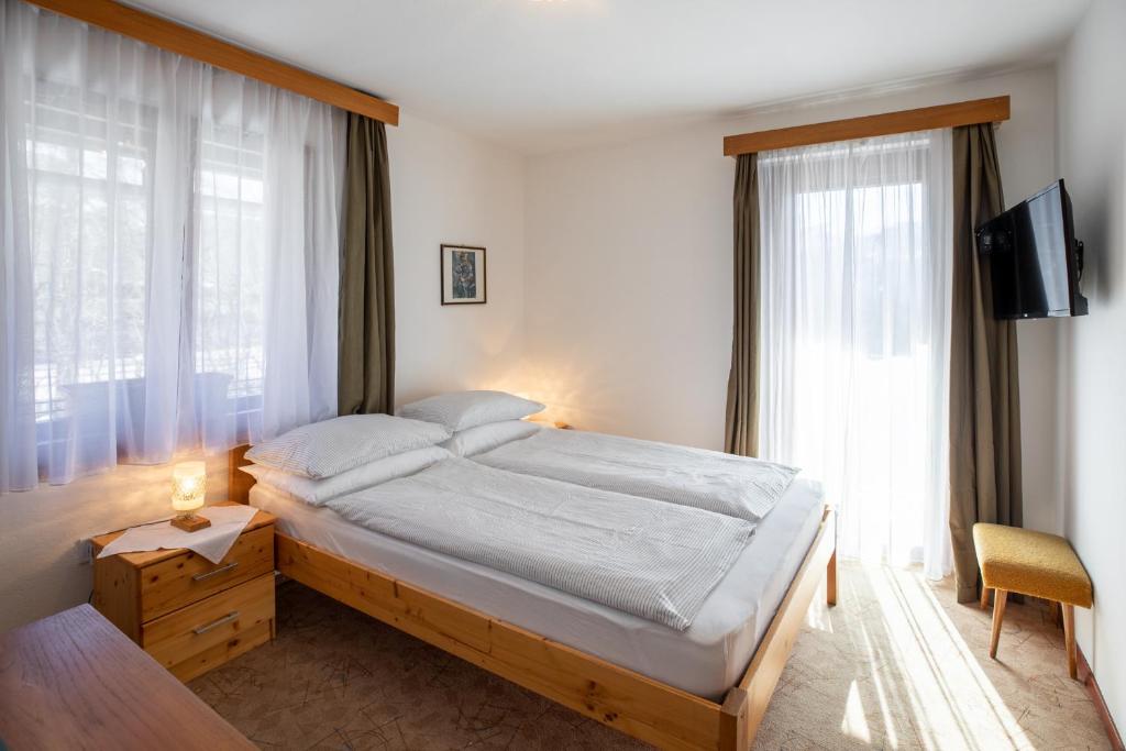 Postel nebo postele na pokoji v ubytování Sobe Odar Andrej