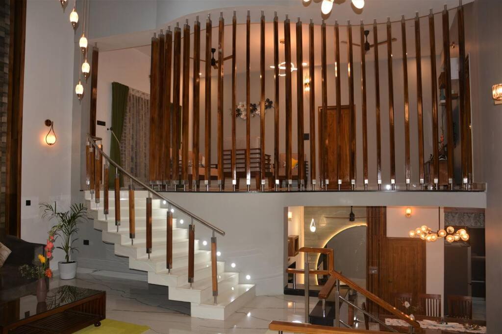 un órgano grande en una habitación con una escalera en Earth - Luxurious 5 BHK AC Villa at Mysore en Mysore