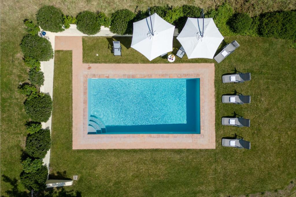 an overhead view of a swimming pool with umbrellas at Agriturismo Podere Terrena in San Vincenti