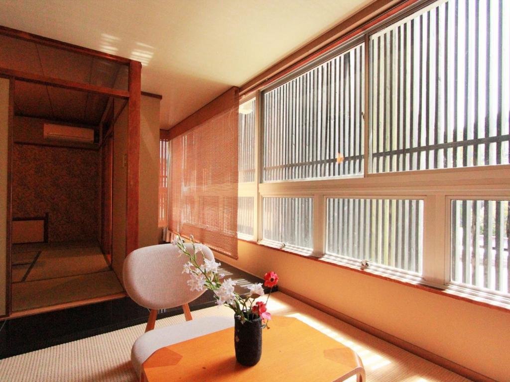 Posezení v ubytování 三朝温泉　桃園館