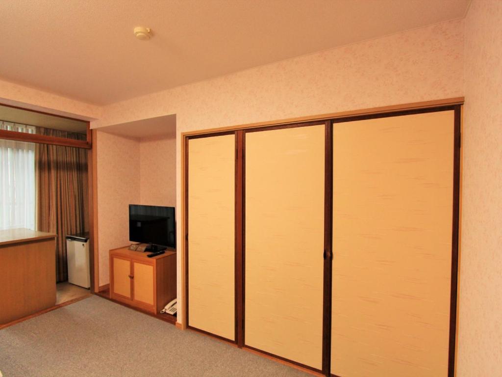 TV a/nebo společenská místnost v ubytování 三朝温泉　桃園館
