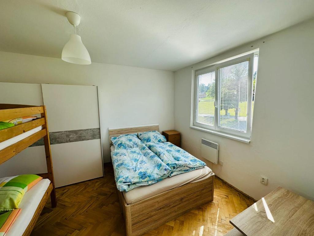 Postel nebo postele na pokoji v ubytování Apartmán pod Boubínem