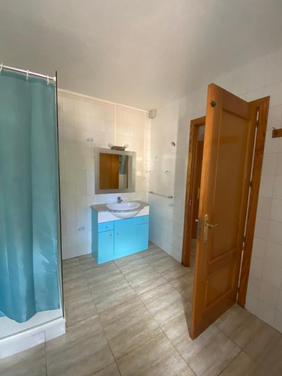 a bathroom with a blue sink and a shower at Casa de Estrella in Costitx