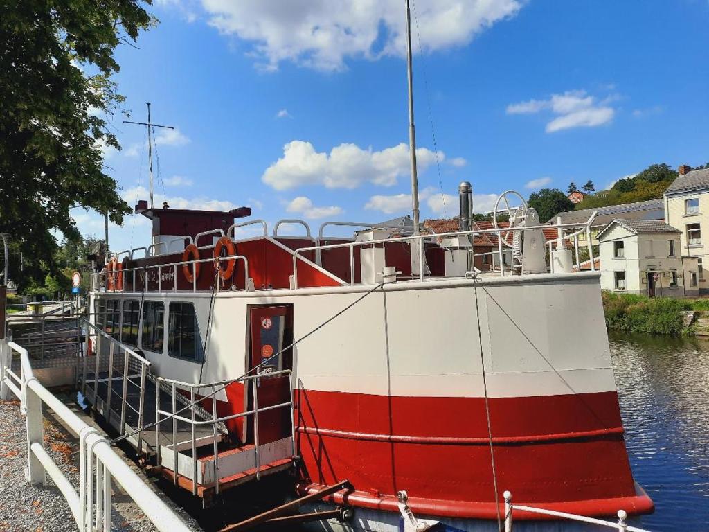 Výhled na řeku, která protéká v blízkosti ubytování na lodi