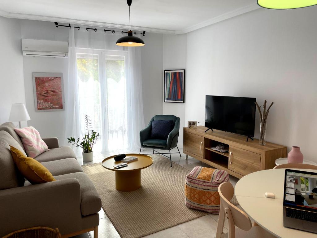 a living room with a couch and a tv at Apartamento La Peatonal in Hervás