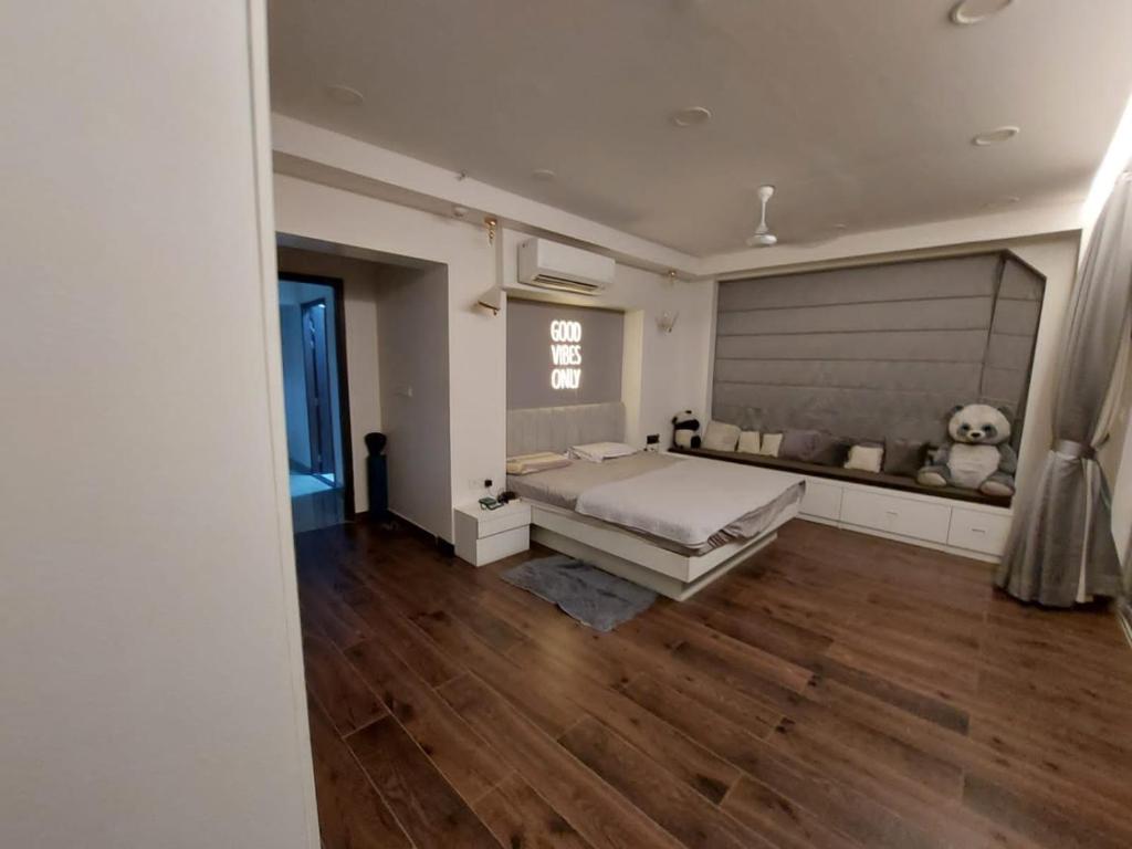 um quarto com uma cama e piso em madeira em Royal Nest Premium em Pune