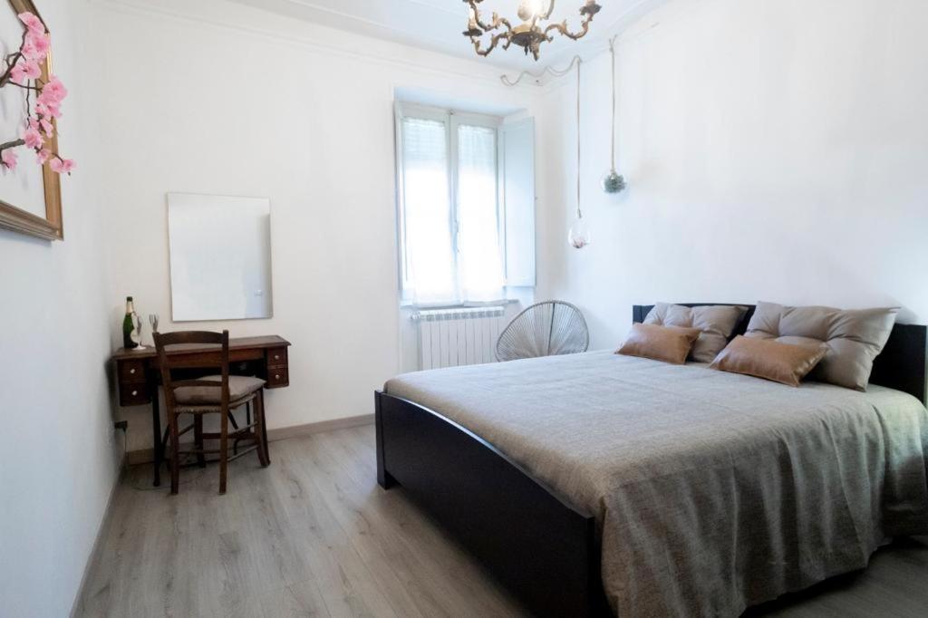 1 dormitorio con cama, escritorio y mesa en Casa vacanze S.Andrea en Viterbo