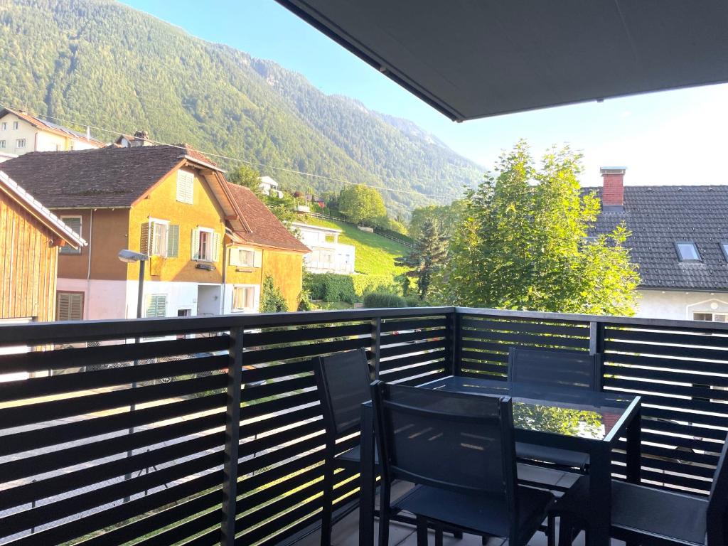 un tavolo e sedie su un balcone con vista di homy City Lodge in Feldkirch, Grenznähe und doch Zentral a Feldkirch