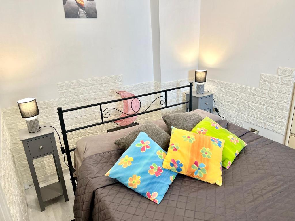 Un dormitorio con una cama con dos almohadas encima. en Il Sole e la Luna - Apartment, en Montesilvano