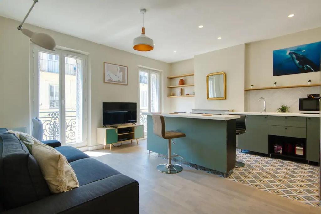 uma ampla sala de estar com um sofá e uma cozinha em [Gourjon 2] - T2 fonctionnel emplacement idéal Joliette em Marselha