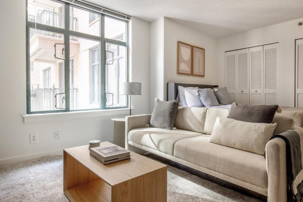 ワシントンにあるPenn Quarter Studio w Gym DM WD nr Metro WDC-577のソファとテーブルのあるリビングルーム