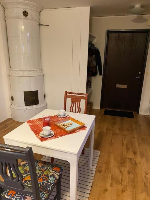 Fotografie z fotogalerie ubytování ABONNERA Lugnt centralt parkering altan v destinaci Växjö