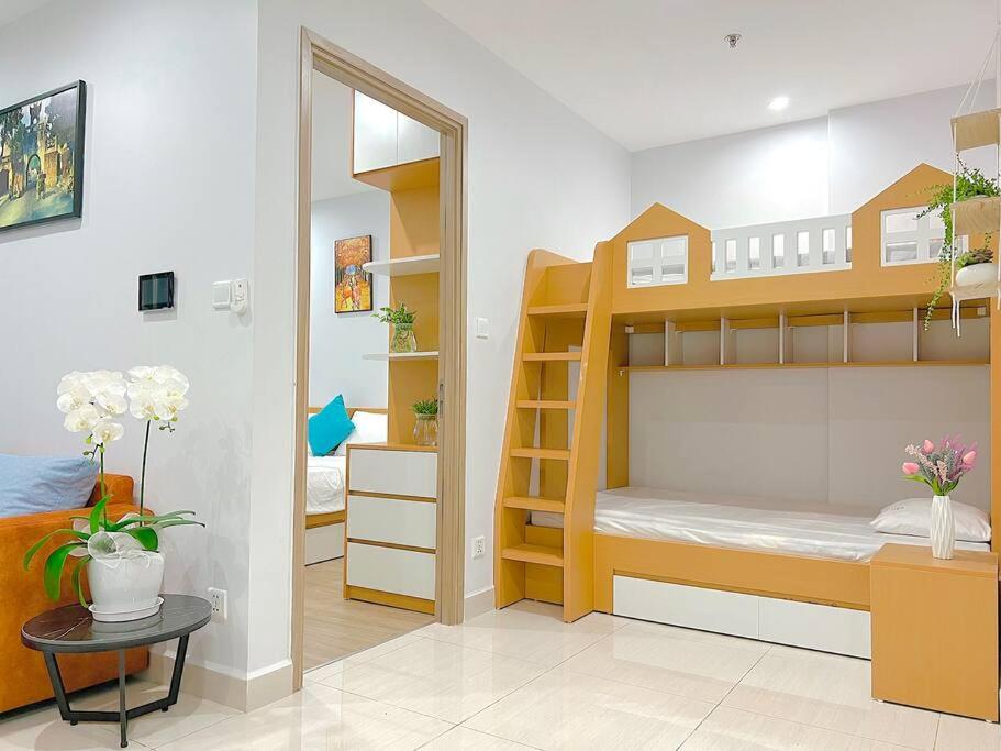 1 dormitorio con literas y 1 dormitorio con mesa en Ocean View, 1BR & 1 extra bed Ocean Park Gia Lâm, en Hanói