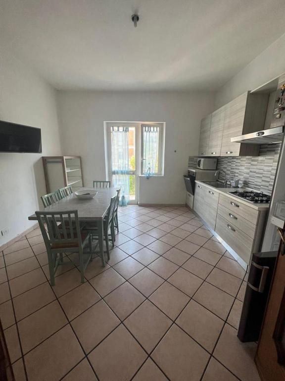 - une cuisine avec une table et des chaises dans la chambre dans l'établissement La Suite - Appartamento in pieno centro, à Cassino