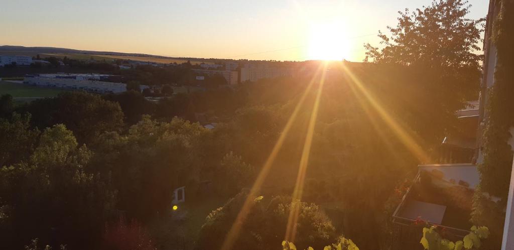 een uitzicht op de zonsondergang boven een stad bij Pokoj s balkónem a nádherným výhledem do přírody in Chrudim