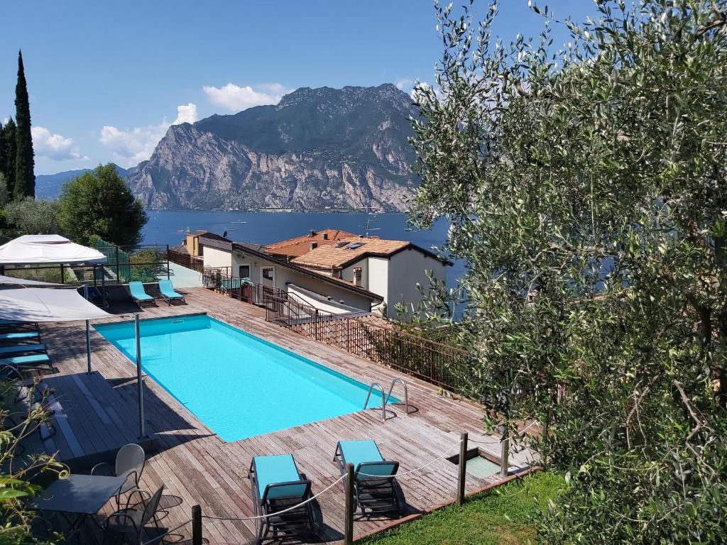 una piscina con vista sulle montagne di Casa Romani Lake Apartments a Torbole