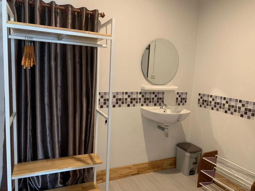 a bathroom with a sink and a mirror at Hotel Pailifornia in Pai