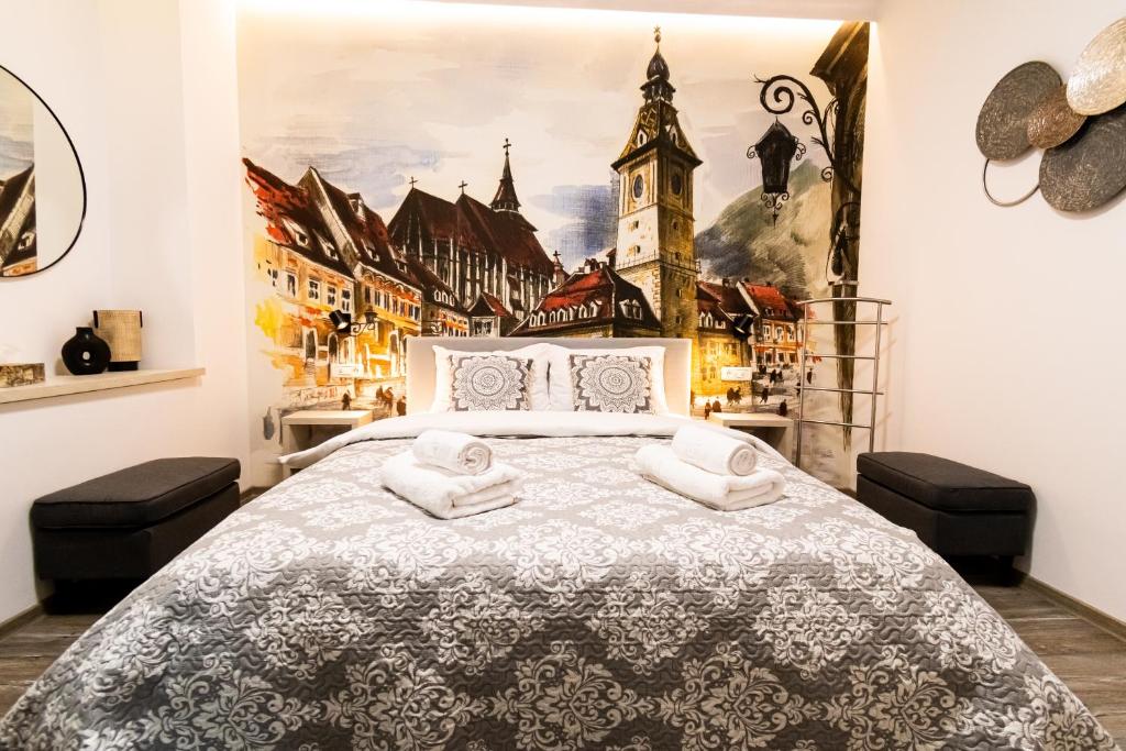 - une chambre avec un grand lit orné d'une peinture murale dans l'établissement OKBrasov - Apartment & Studio in the heart of Old Town, moments away from the Black Church, à Braşov