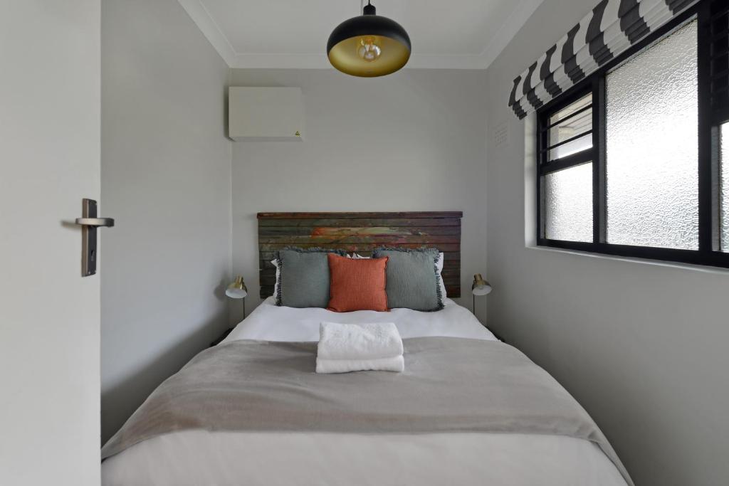 Postel nebo postele na pokoji v ubytování Charming 2-Bedroom Central Green Point Stadium