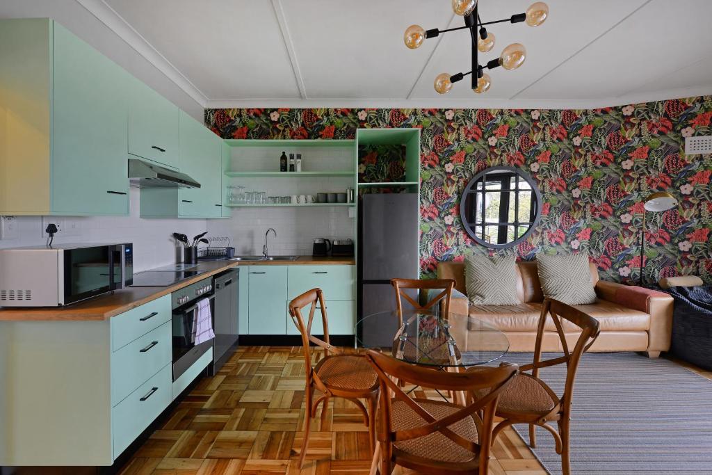 Kuchyň nebo kuchyňský kout v ubytování Charming 2-Bedroom Central Green Point Stadium