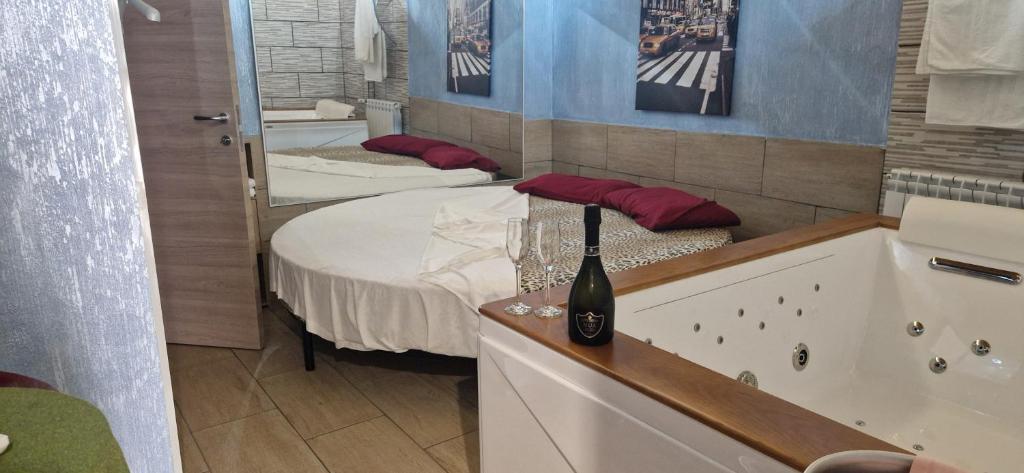 ヴィアグランデにあるB&B Mongibelloのベッド1台、バスタブが備わる小さな客室です。