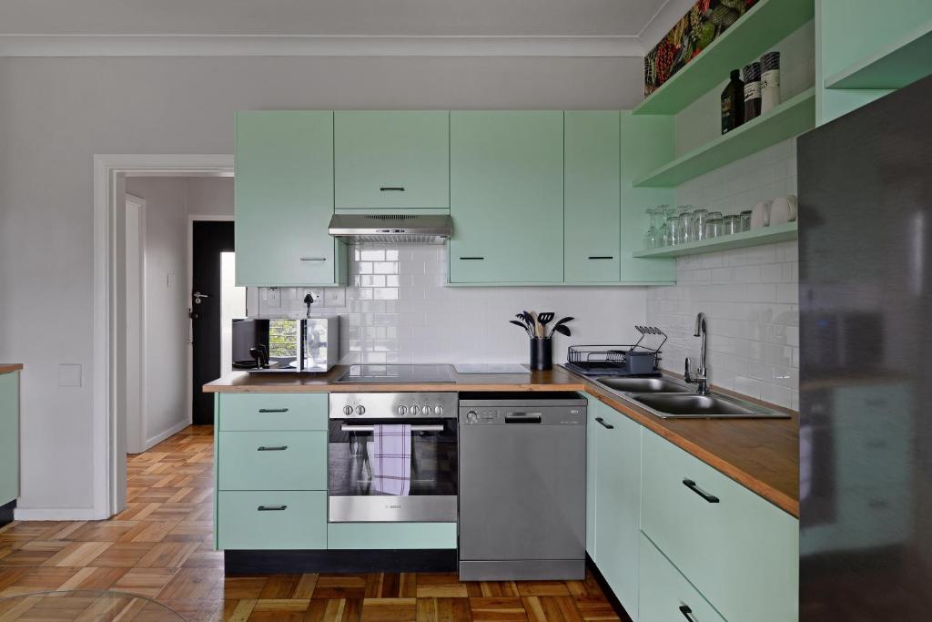 Kuchyň nebo kuchyňský kout v ubytování Charming 2-Bedroom Central Green Point Stadium