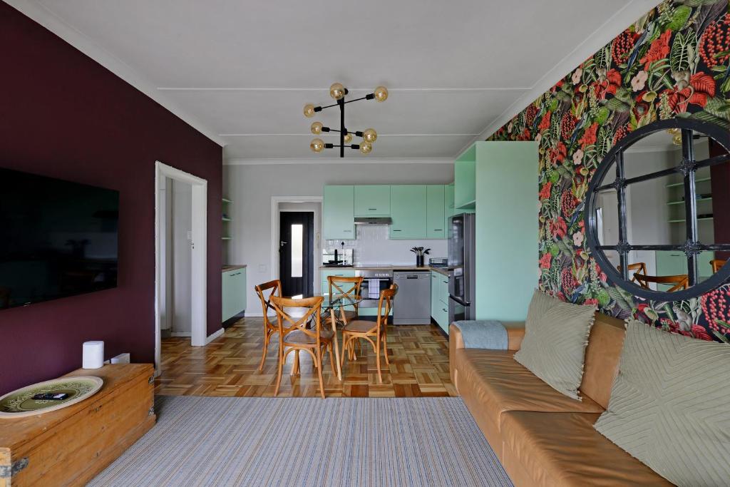 Posezení v ubytování Charming 2-Bedroom Central Green Point Stadium