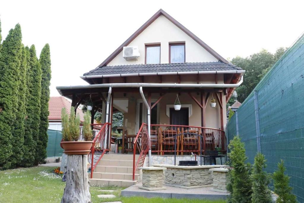 Casa pequeña con porche y escalera en Hócza Apartman en Bogács
