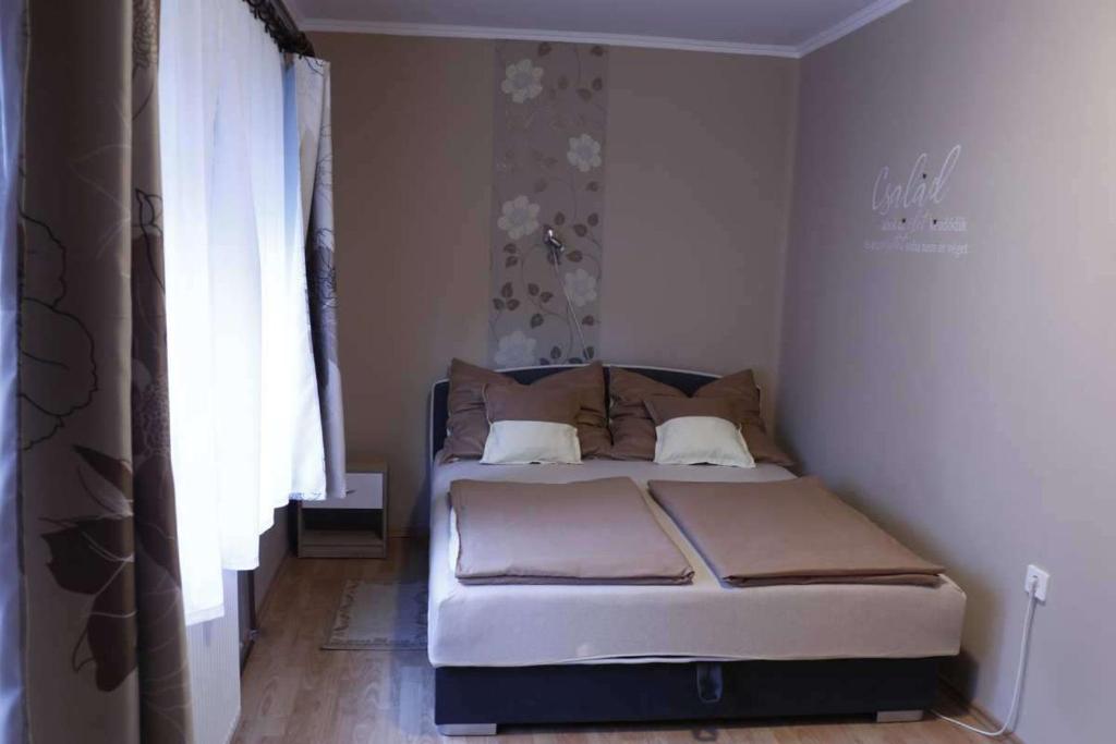 Postel nebo postele na pokoji v ubytování Hócza Apartman