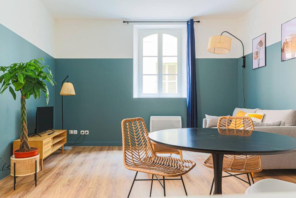 un salon avec une table et des chaises dans l'établissement Baussenque - Bel appartement au coeur du Panier, à Marseille