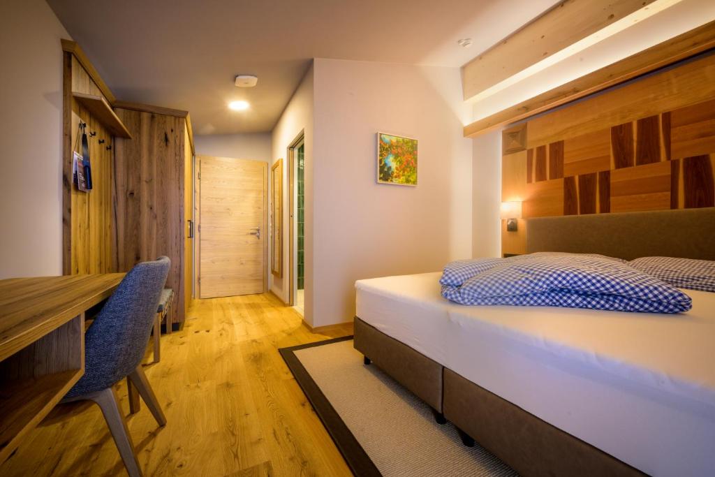 Postel nebo postele na pokoji v ubytování Flora - Das kleine Gartenhotel