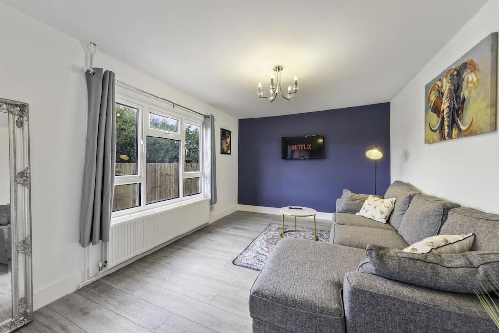 een woonkamer met een bank en een raam bij Beautiful 3 bedroom Home in Cambridgeshire in Easton on the Hill